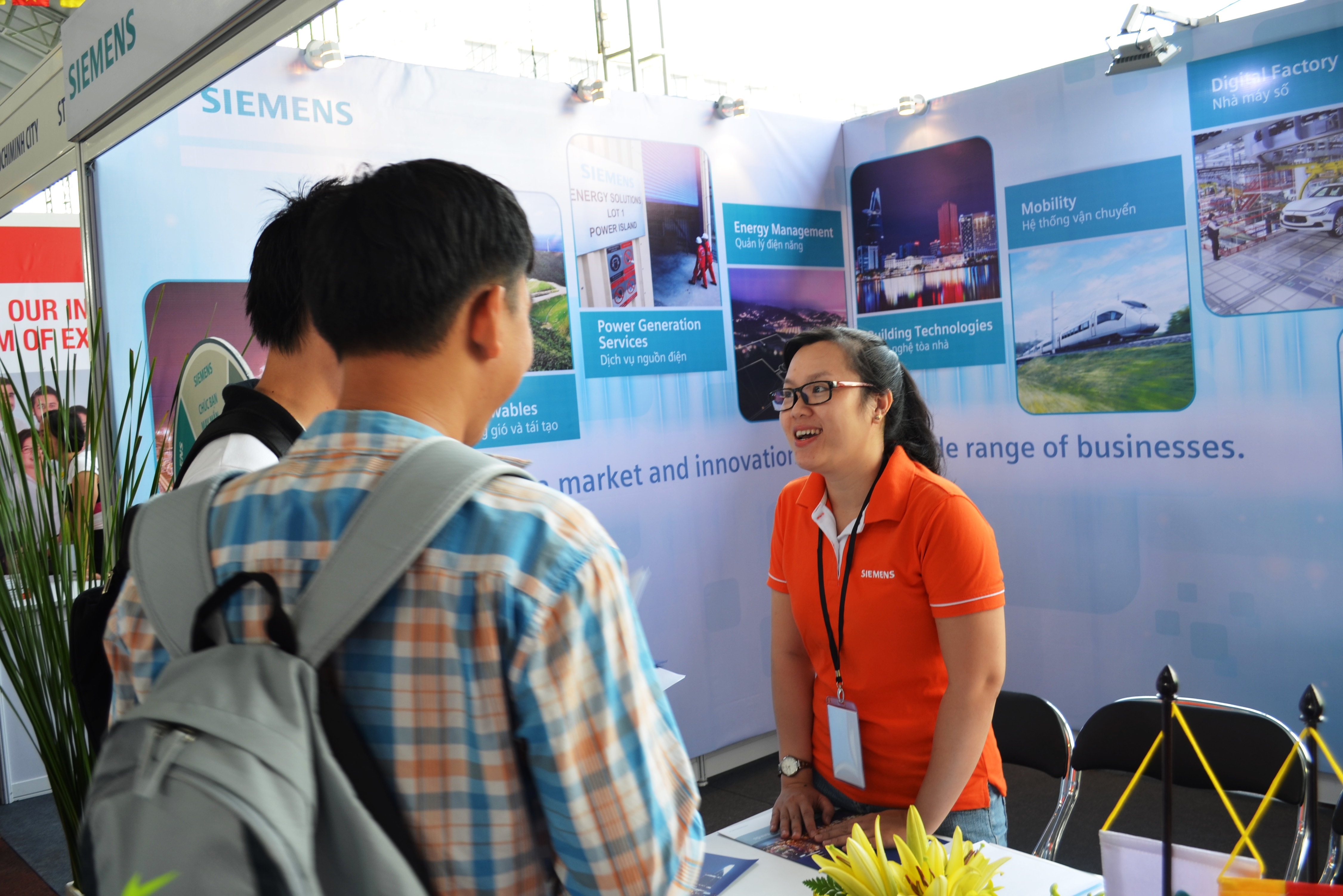 Siemens Ambassador Ms. Nguyen Thi Bao Tram talking with students about job opportunities & career at Siemens Vietnam